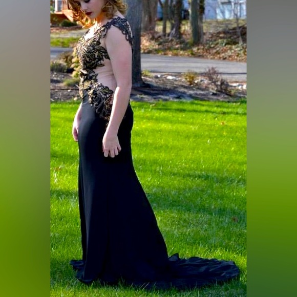Classy and Elegant Prom Dress - Picture 5 of 6